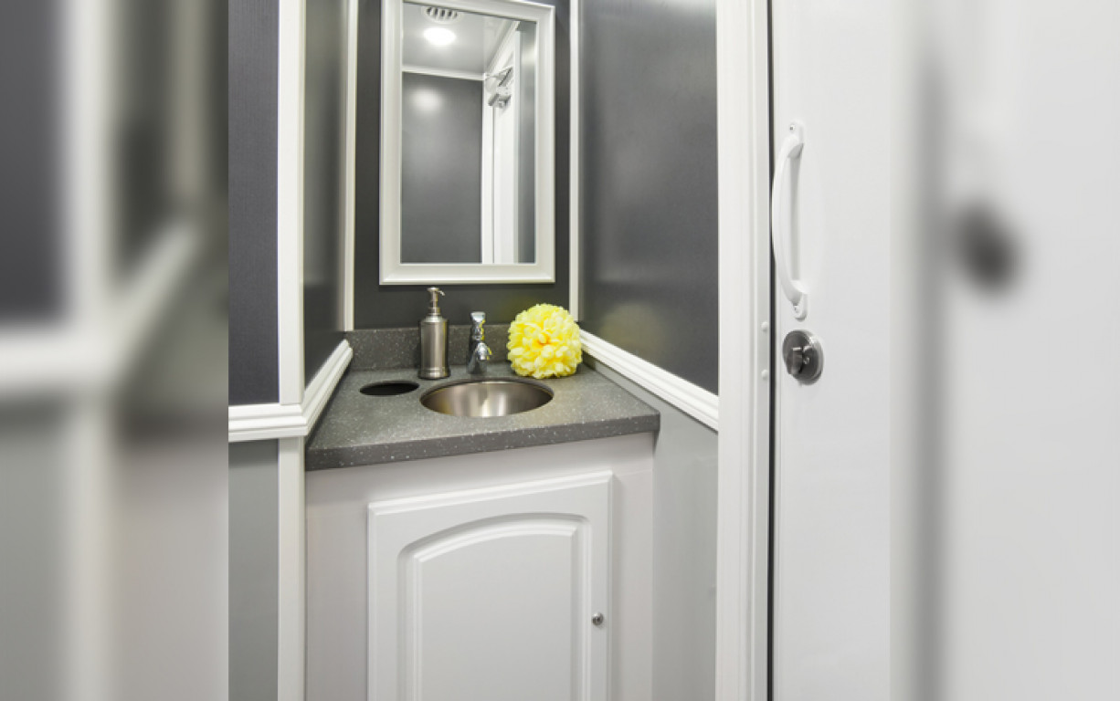 2 station spa series restroom trailer