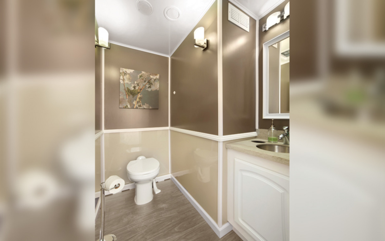2 station spa series restroom trailer
